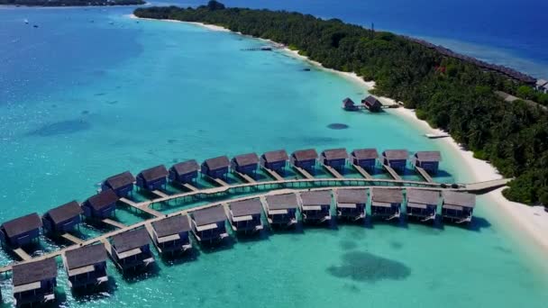 Drone utsikt landskap marina strand äventyr med blått hav med vit sand bakgrund — Stockvideo