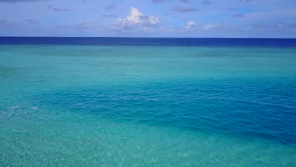 Aerial drone abstrakt pięknej plaży nad morzem wakacje przez błękitne morze z jasnym tle piasku — Wideo stockowe