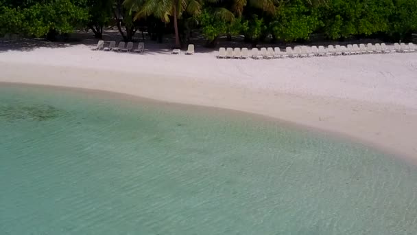 Vista aérea textura de estilo de vida de playa de bahía exótica por laguna verde azul y fondo de arena blanca — Vídeo de stock