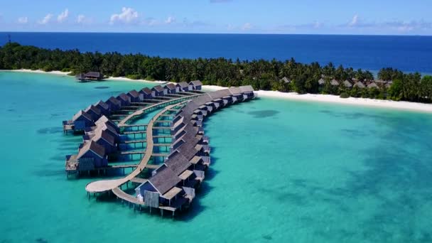 Cielo aéreo de drones del paraíso resort viaje de playa por el océano azul con fondo de arena blanca — Vídeos de Stock