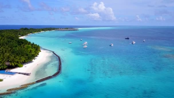 하얀 모래사장이 있는 청록색 바다가 해 변에 나 있는 아름다운 휴양지의 추상적 인 모습 — 비디오