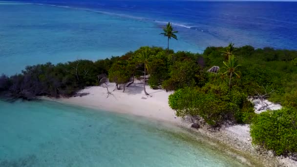Drohne Himmel der schönen Insel Strandausflug durch transparentes Meer mit sauberem Sand Hintergrund — Stockvideo