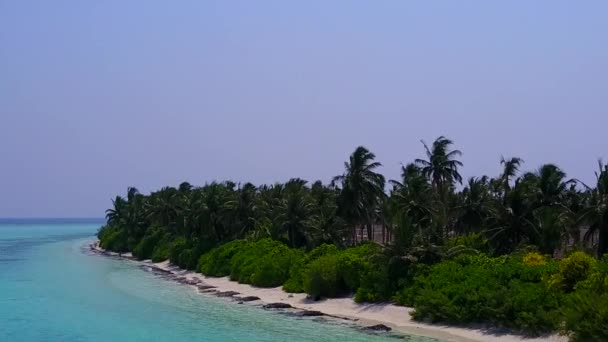 Aerial charakter luksusowy widok na morze plaża przygoda przez niebieską lagunę i biały piasek tło — Wideo stockowe