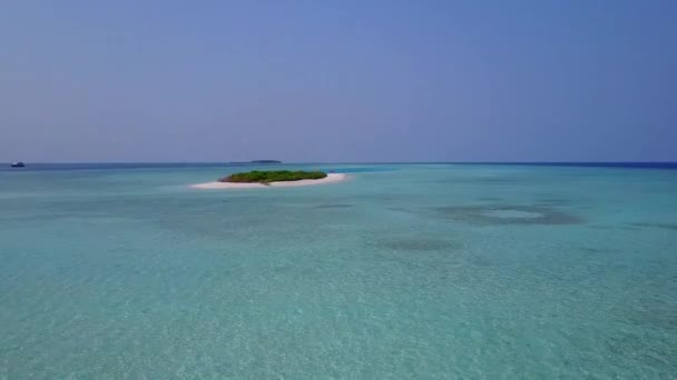 Панорама безпілотника розслабляюча пригода на пляжі на синьому лагуні та білому піщаному фоні — стокове відео