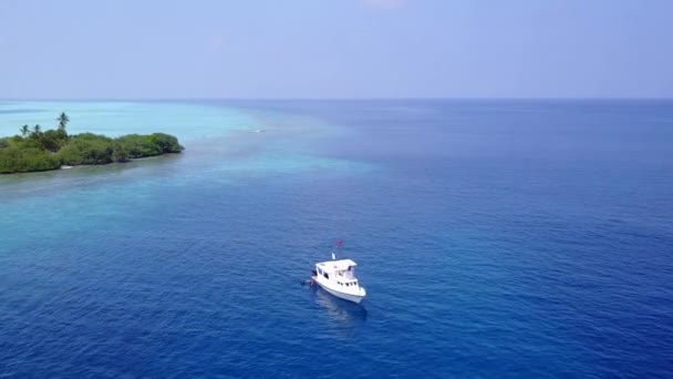 白い砂浜の背景を持つ浅いラグーンによる完璧な湾のビーチ休暇の空中ドローンパノラマ — ストック動画