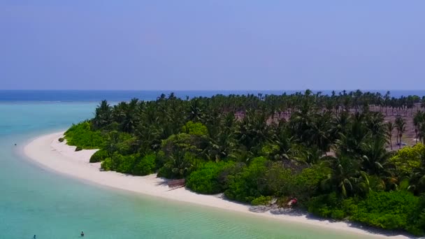 Dron příroda klidné laguny pláž životní styl v modrém moři s bílým pískem pozadí — Stock video