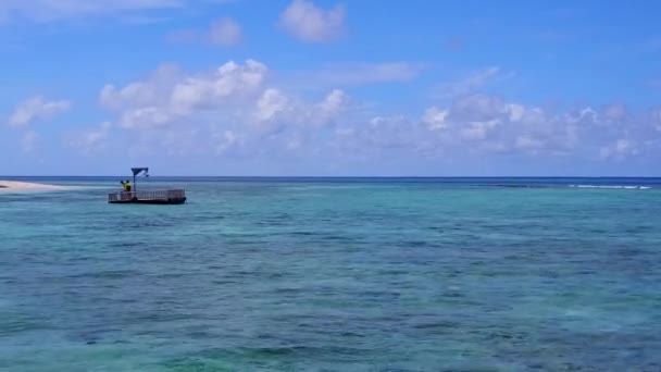 明るい砂浜の背景を持つ青い海による熱帯湾のビーチトリップのドローンビュー旅行 — ストック動画
