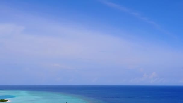 Drone cielo aéreo de la laguna paradisíaca estilo de vida de playa por el océano azul y fondo de arena blanca — Vídeo de stock