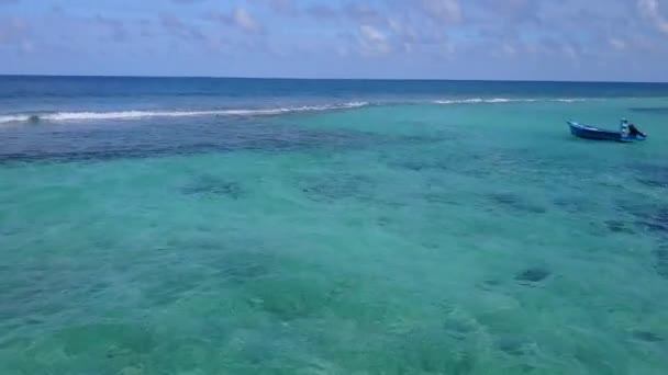 Drone widok niebo morskich laguny wakacje plaży przez płytkiej wody z białym tle piasku — Wideo stockowe