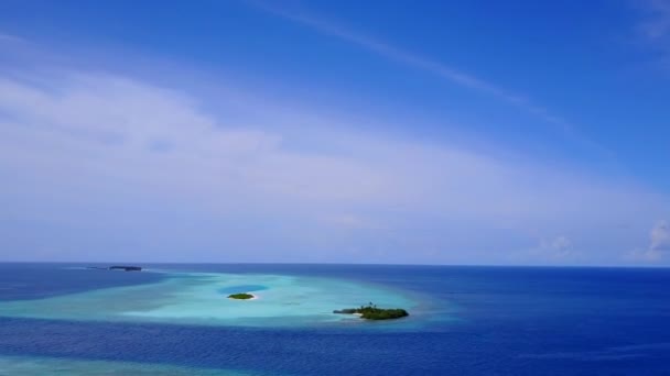Deniz tatil beldesi gökyüzü mavi yeşil su ve parlak kumlu arka plan — Stok video