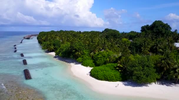 푸른 초호와 밝은 모래로 둘러싸인 바다 해변의 해변 풍경 — 비디오