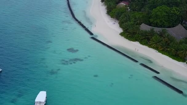 Повітряний дрон подорожі ідеального туристичного пляжного відпочинку на аква-блакитному морі з білим піщаним фоном — стокове відео