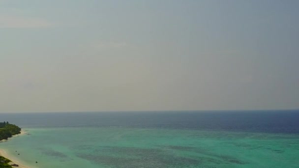 Flygfoto abstrakt av lugn strand paus med blått hav och vit sand bakgrund — Stockvideo