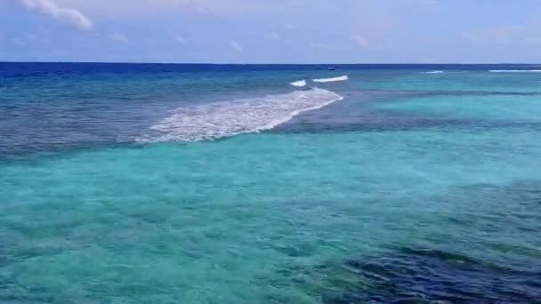 Drone natureza do litoral perfeito praia aventura pelo mar azul e fundo arenoso branco — Vídeo de Stock