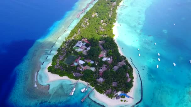 Letecké drone scenérie tropického letoviska pláž plavba po modrém oceánu s jasným písečným pozadím — Stock video