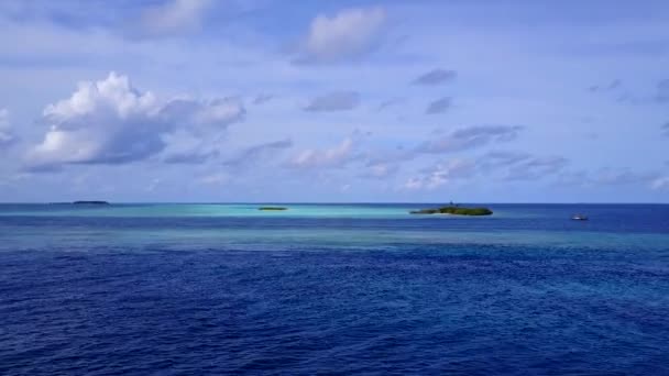 Veduta aerea panorama di esotici spiaggia sul mare avventura da oceano blu con sfondo di sabbia bianca — Video Stock