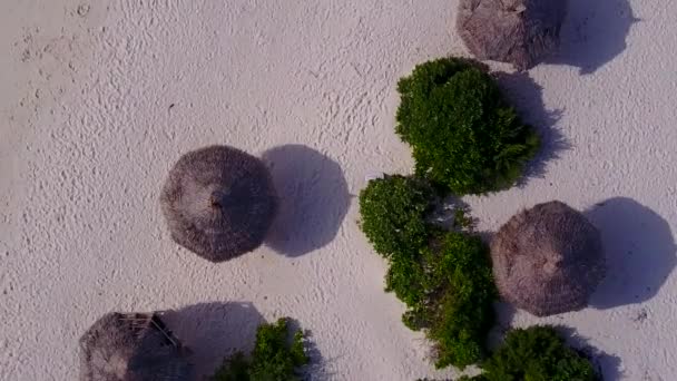 Εναέρια κηφήνας τοπίο του παραδείσου θέρετρο παραλία ταξίδι από τιρκουάζ νερά με λευκό φόντο άμμο — Αρχείο Βίντεο