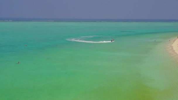 Aerial krajobraz idylliczny wyspa plaża wakacje przez przezroczysty ocean z białym tle piasku — Wideo stockowe