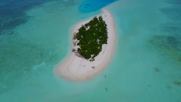 Légi drón elvont paradicsomi üdülőhely strand utazás kék zöld óceán fehér homok háttér — Stock videók