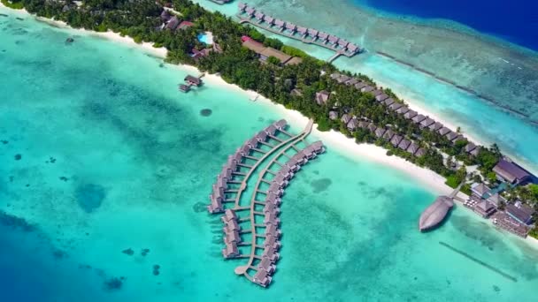 Aereo drone scenario di perfetta baia spiaggia tempo dal mare blu con sfondo di sabbia bianca — Video Stock