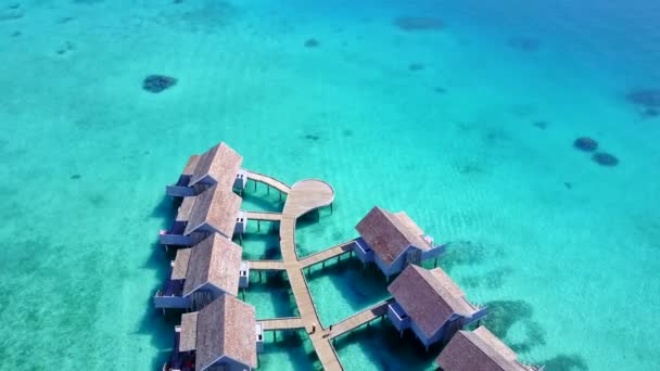 Lucht natuur van luxe eiland strand vakantie door turquoise zee en witte zandachtergrond — Stockvideo