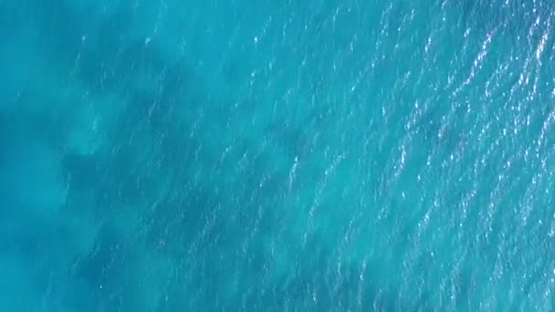 Paisagem aérea drone de vista mar perfeito tempo de praia por lagoa azul com fundo arenoso branco — Vídeo de Stock