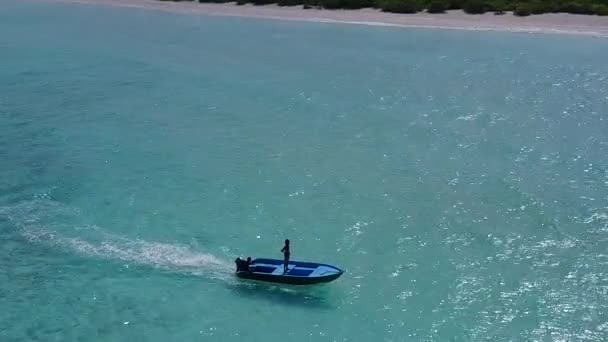Paisagem drone de férias de praia de baía marinha por mar verde azul e fundo de areia branca — Vídeo de Stock