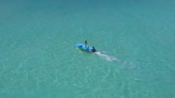 白い砂の背景を持つ青いラグーンによる牧歌的な海岸のビーチライフスタイルの空中ドローンテクスチャ — ストック動画