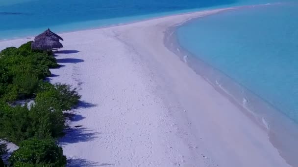 Aereo drone astratto di tropicale resort spiaggia viaggio da acqua blu oceano e sfondo di sabbia bianca — Video Stock