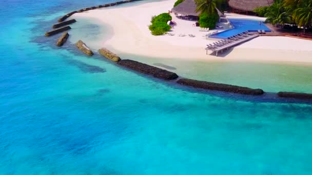 Vue sur drone ciel de paradis lagune plage voyage par l'océan bleu aqua et fond sablonneux blanc — Video