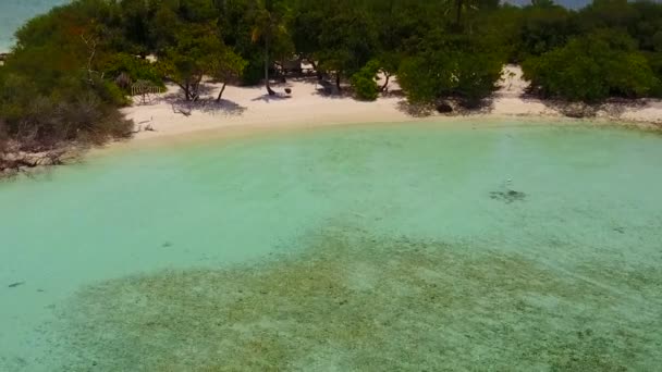 Paisaje aéreo de drones de viaje turístico perfecto por mar azul y fondo de arena blanca — Vídeo de stock