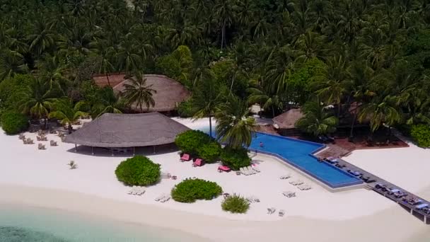 Drone viagem de mar marinho vista praia férias por mar raso com fundo arenoso brilhante — Vídeo de Stock