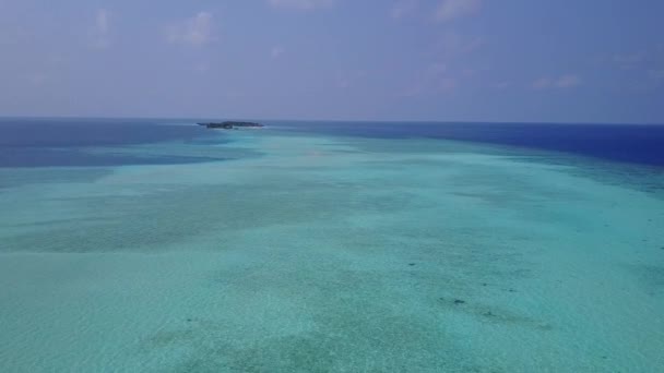青い緑色の水と白い砂浜の背景によるパラダイス海岸の休暇のドローンビューの風景 — ストック動画