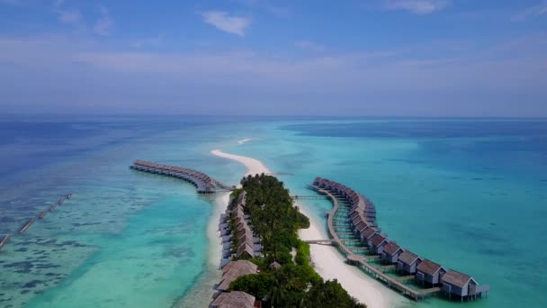 Drohnenlandschaft von schönen touristischen Strand Reise durch transparenten Ozean und weißen Sandhintergrund — Stockvideo