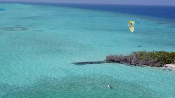 Paisaje aéreo de hermosa playa costa fauna por laguna azul con fondo de arena blanca — Vídeo de stock