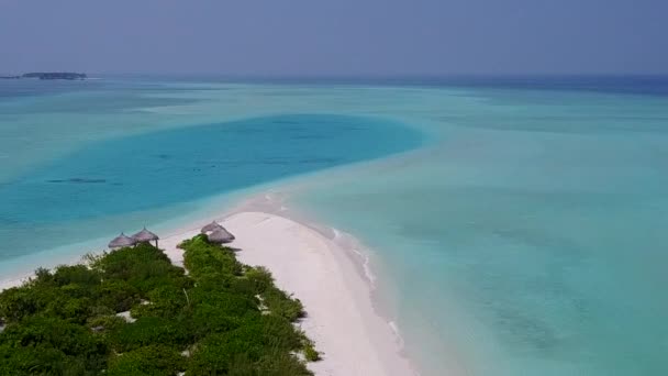 白い砂の背景を持つ浅い海によるエキゾチックな湾のビーチの旅の空中性 — ストック動画
