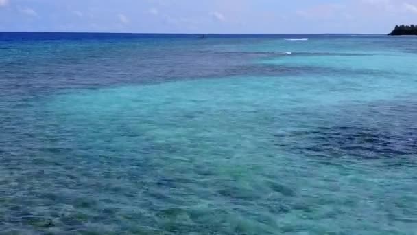 Drone vista texture di idilliaca vacanza al mare turistico da acqua laguna blu con sfondo di sabbia bianca — Video Stock