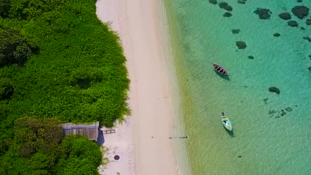 Paisagem aérea drone da costa marinha praia férias por azul oceano verde com fundo arenoso brilhante — Vídeo de Stock