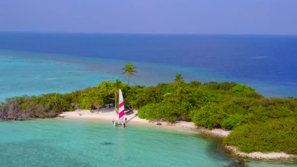 Drone zobaczyć turystykę idyllicznej zatoce rejs przez błękitną lagunę i białe piaszczyste tło — Wideo stockowe