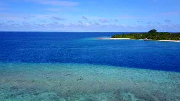 Turismo drone aéreo de mar perfeito vista viagem de praia por mar azul-turquesa e fundo arenoso branco — Vídeo de Stock