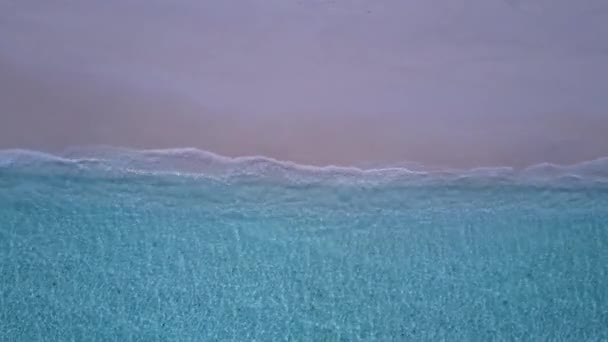 Drone aéreo abstracto de viaje de playa laguna perfecta por el agua clara con fondo de arena blanca — Vídeos de Stock