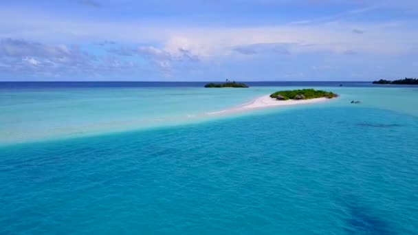 Turismo aéreo de drones de playa paradisíaca estilo de vida por mar claro y fondo de arena blanca — Vídeos de Stock