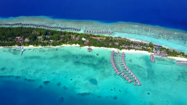 Légi drón panoráma tökéletes üdülőhely strand idő kék víz és fehér homok háttér — Stock videók