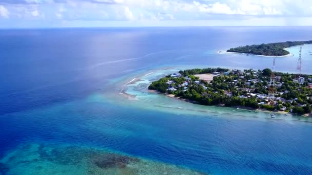 Drone havsutsikt idyllisk lagun strand semester med blå hav och vit sand bakgrund — Stockvideo