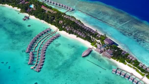 Vue aérienne abstrait de vacances idylliques sur la plage de l'île en eau peu profonde et fond sablonneux blanc — Video