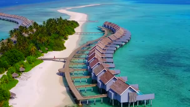Aereo drone paesaggio di rilassante vista mare spiaggia tempo da laguna blu con sfondo di sabbia bianca — Video Stock