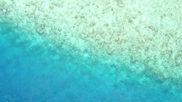 Turismo aéreo da ilha paradisíaca quebra de praia por mar transparente e fundo arenoso branco — Vídeo de Stock