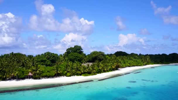 Aereo drone paesaggio di lusso isola spiaggia viaggio dal mare trasparente e sfondo di sabbia bianca — Video Stock