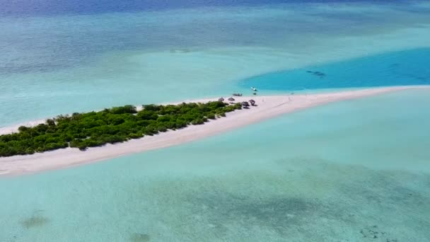 Drone vista natura del resort marino spiaggia avventura da blu acqua verde e sfondo di sabbia bianca — Video Stock