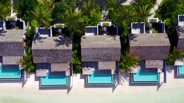 Textura aérea del viaje a la playa de la bahía tropical por mar poco profundo y fondo de arena blanca — Vídeo de stock